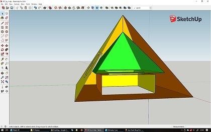 Vue en coupe. Partie basse évidée, pour un couvercle et de l'espace servant à joindre l'étage inférieur. En vert, la chambre aux dimensions de Khéops.