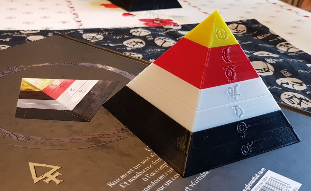 Pyramide J, comme &quot;Jeu&quot;